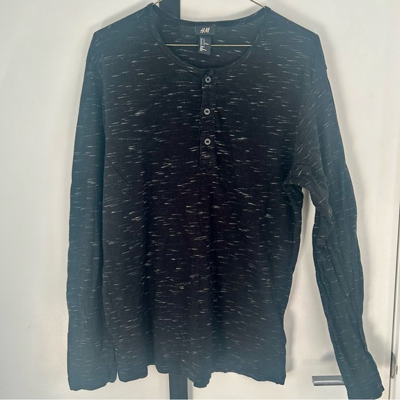 🎉2 for $15🎉 H&M Men’s Black Henley Shirt - Picture 3 of 4